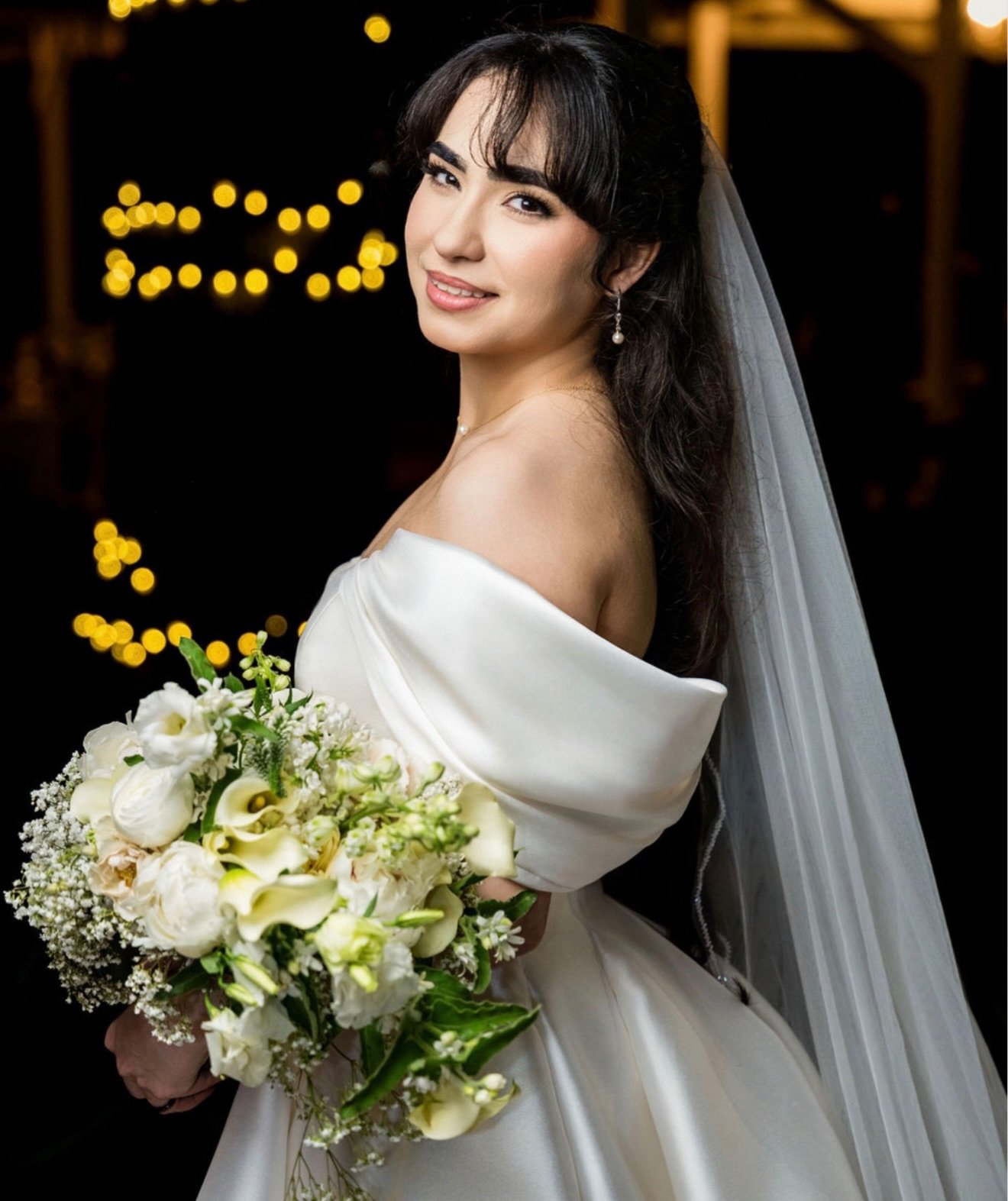 Novia sosteniendo un ramo de flores