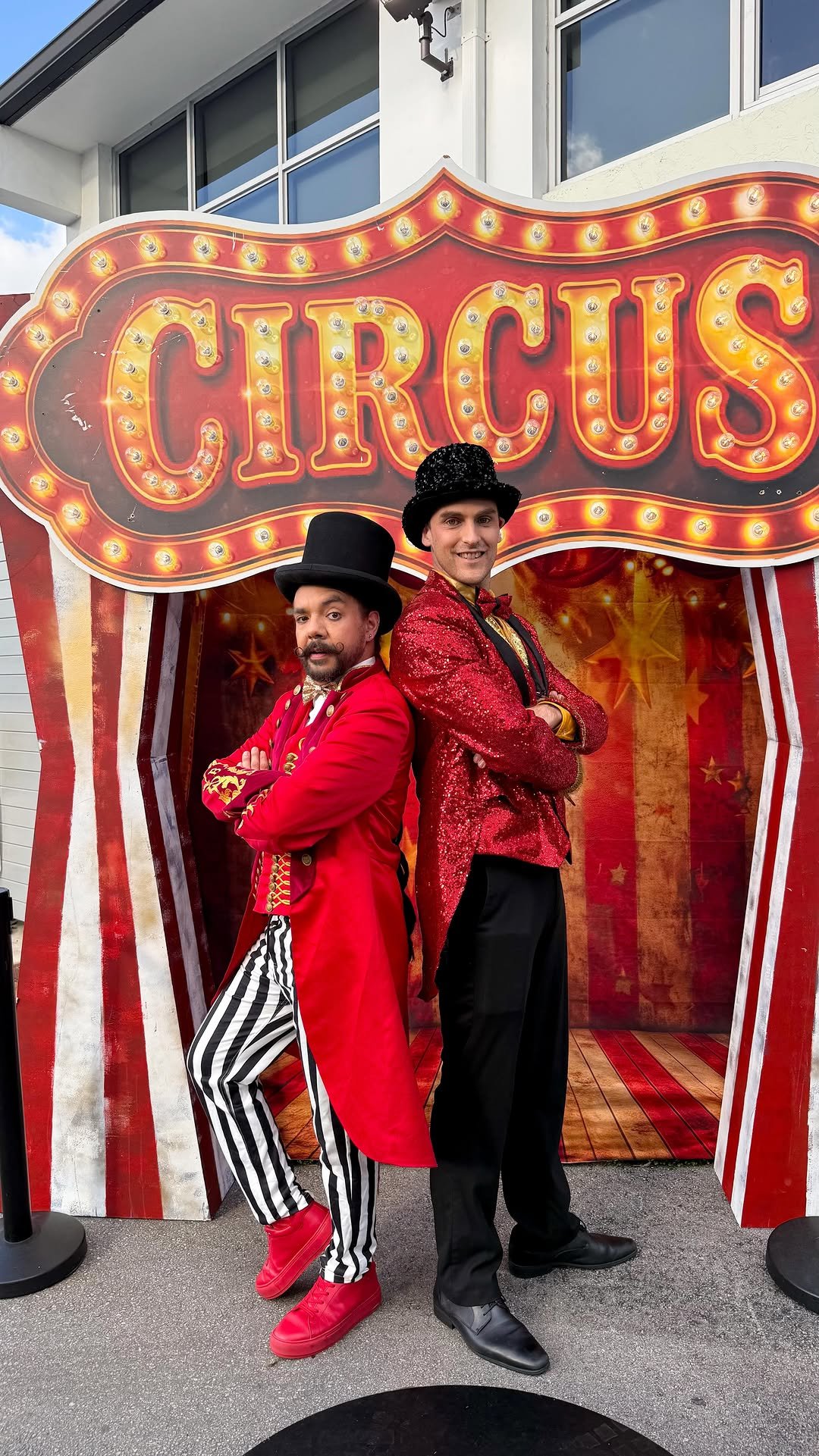 Anfitriones en evento temático de circo