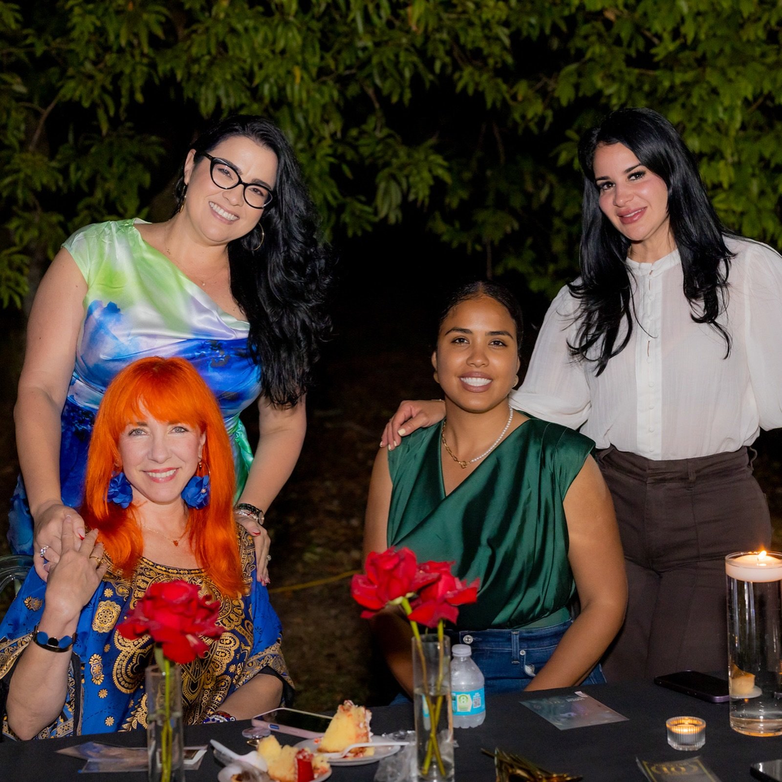 Celebración al aire libre con rosas rojas