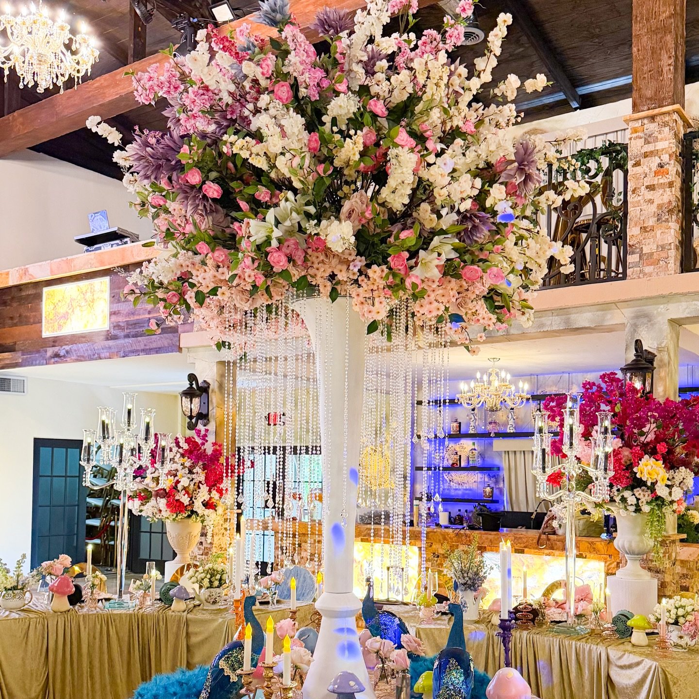 Gran arreglo floral en jarrón de gala