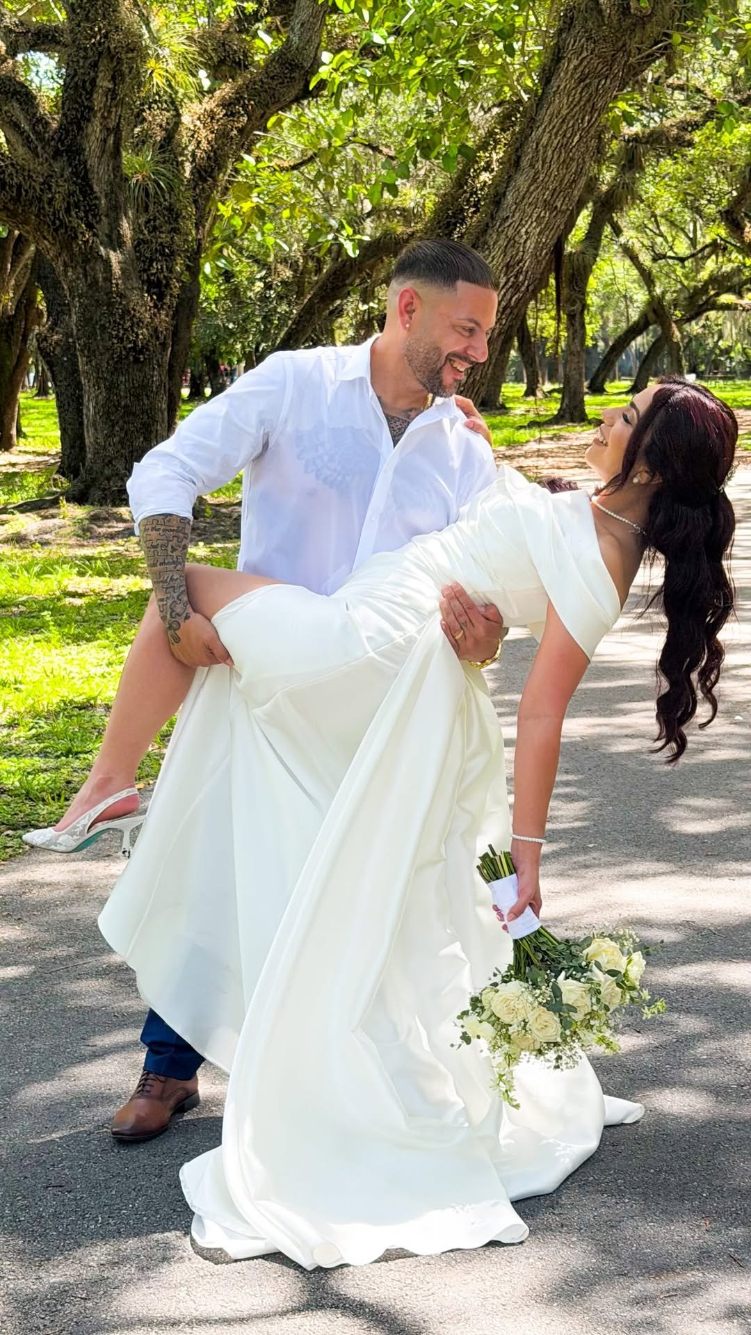 Novio cargando a la novia