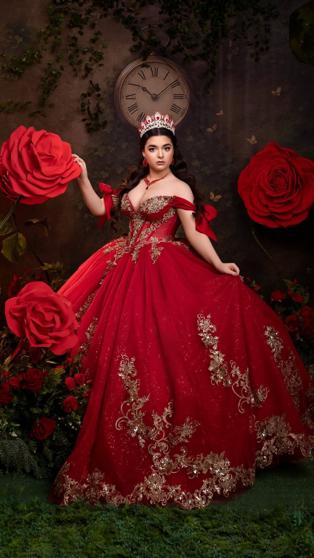 Quinceañera con vestido rojo bordado en oro