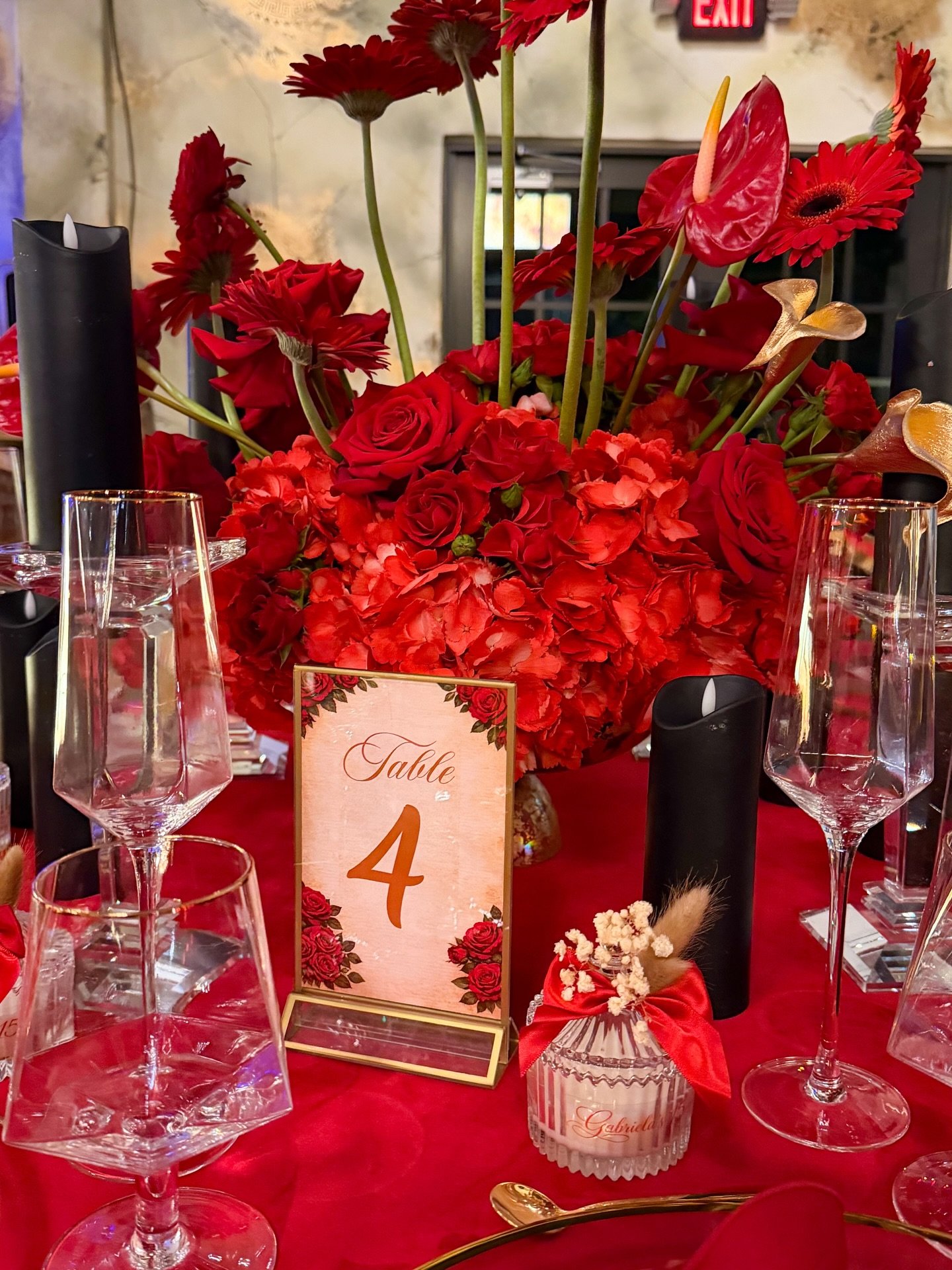 Arreglo de rosas rojas en mesa de gala