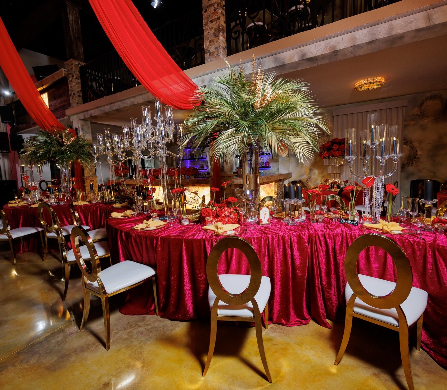 Sillas de satén rojo en evento de gala