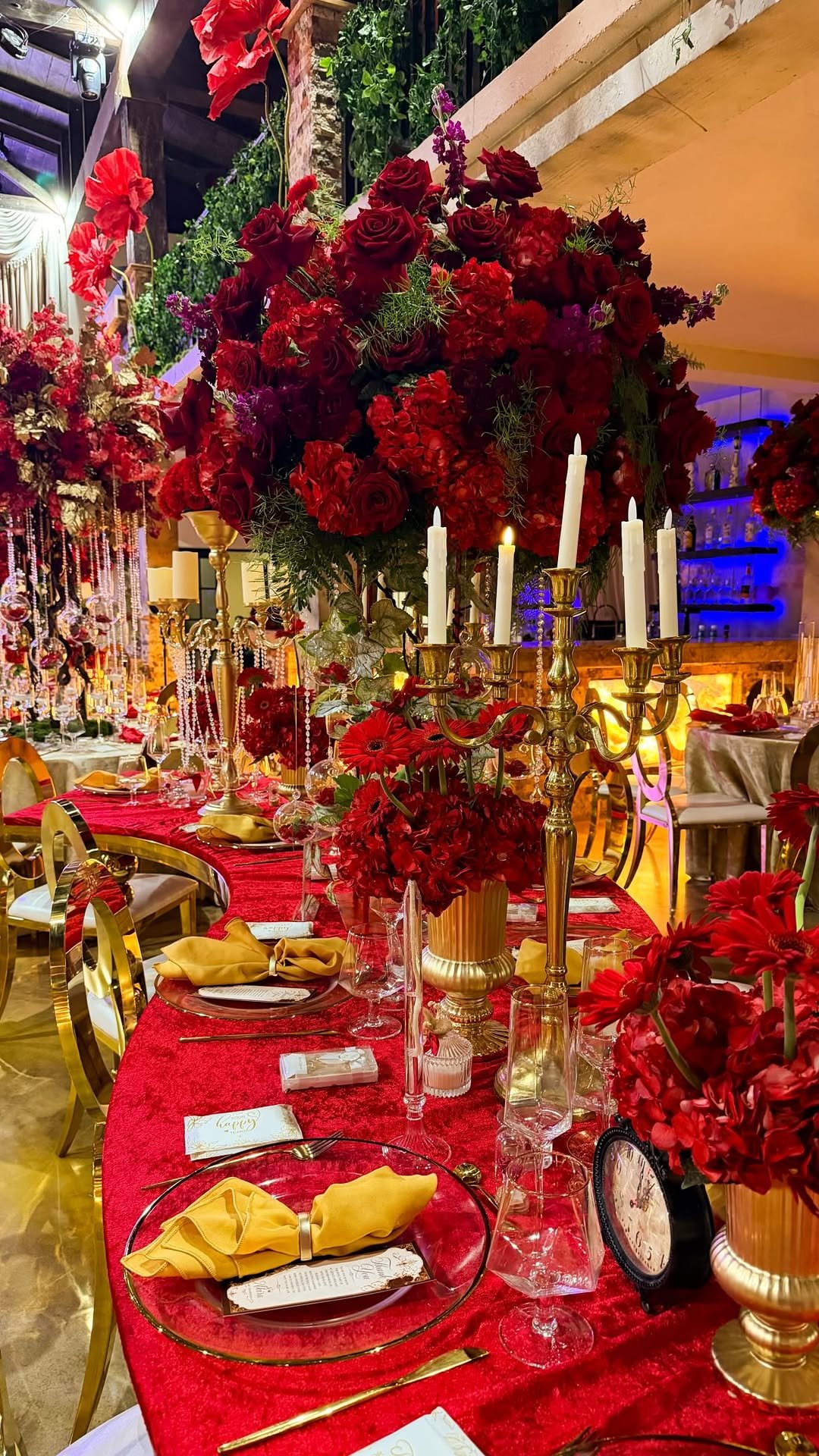 Velas y terciopelo rojo en una mesa elegante