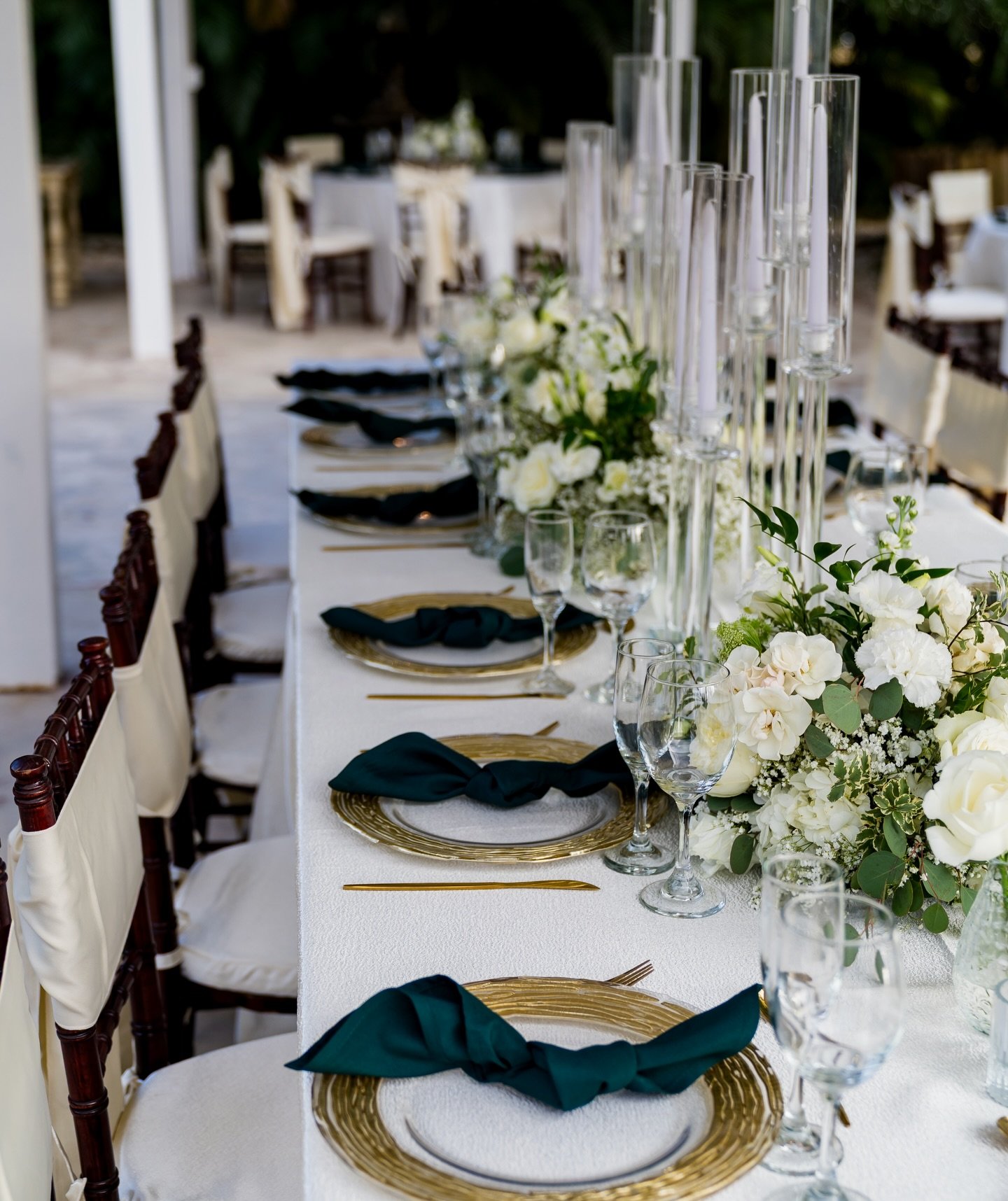Mesa de boda con decoración elegante
